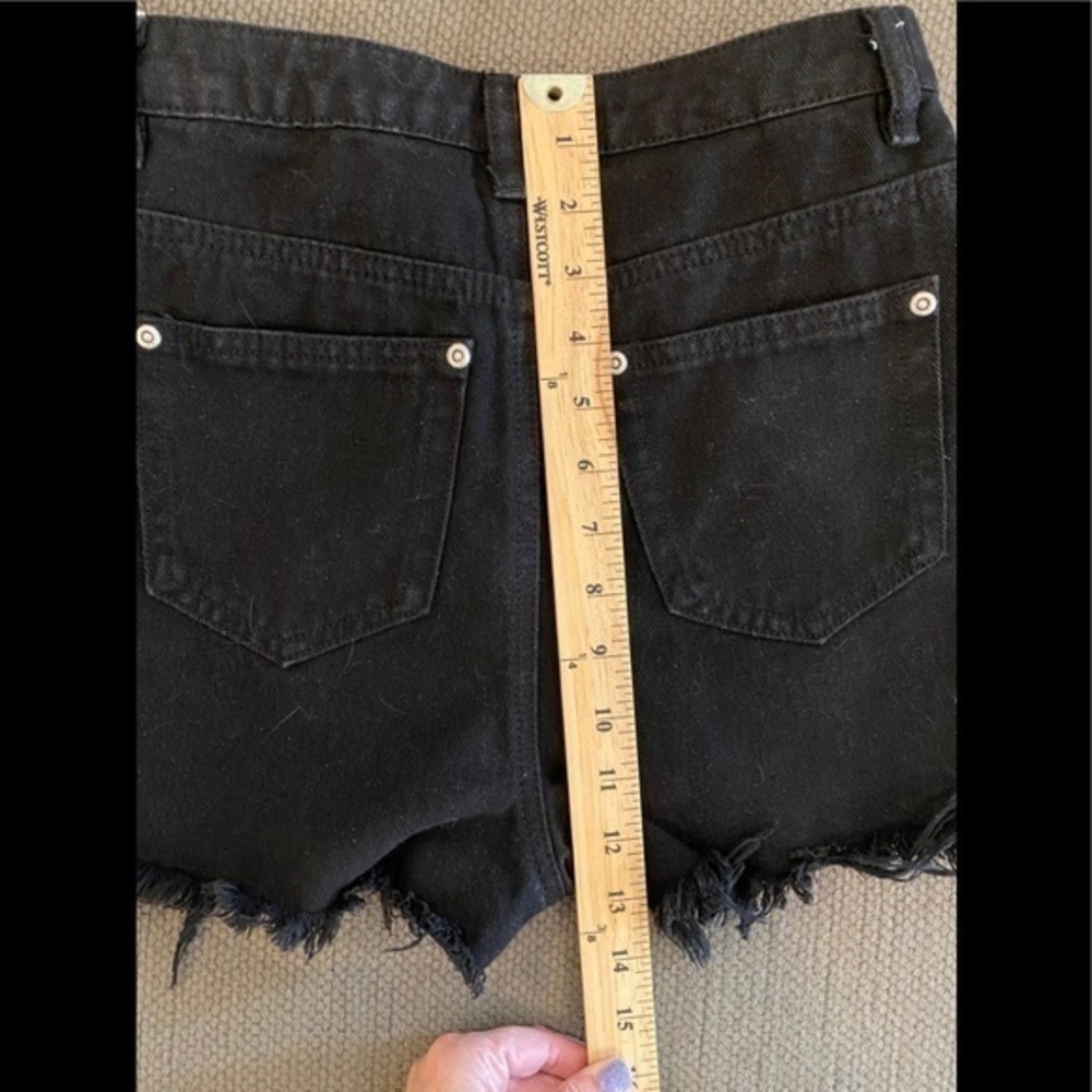 BOOHOO 2(US) Ripped Destroyed Jean Shorts - Picture 8 of 10